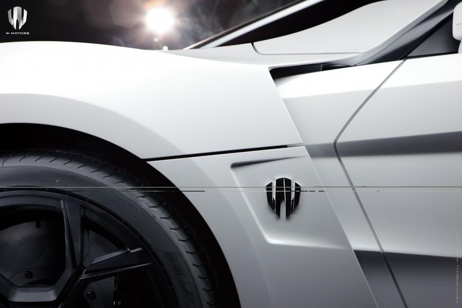 Детали экстерьера W Motors Lykan HyperSport 2013 года  (фото 8 из 15)